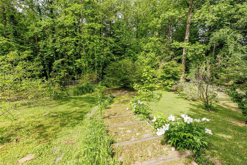 Image for property 2425 Maclaren Circle, Dunwoody, GA 30360
