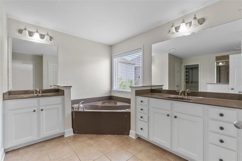 Image for property 812 Autry Oak Court, Alpharetta, GA 30022