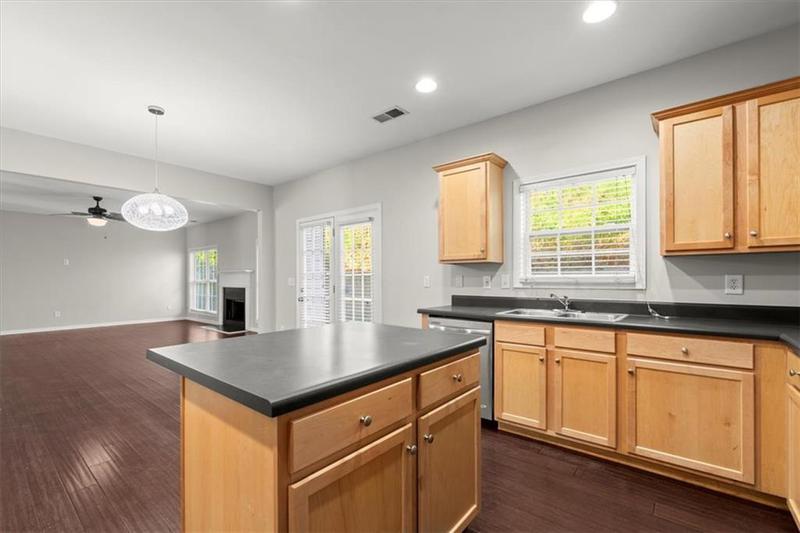Image for property 911 Queensbrooke Way, Mableton, GA 30126