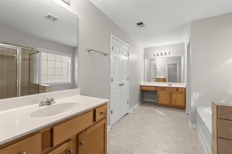 Image for property 911 Queensbrooke Way, Mableton, GA 30126
