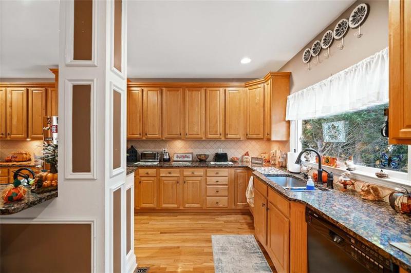 Image for property 424 LAKE POINT Trace, Canton, GA 30114