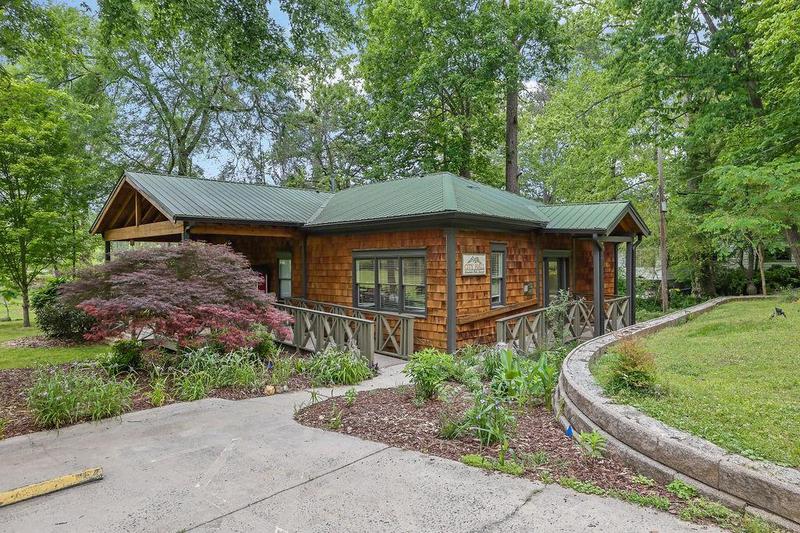 Image for property 132 Lakeshore Drive, Roswell, GA 30075