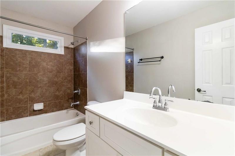 Image for property 1712 Country Wood Drive, Hoschton, GA 30548