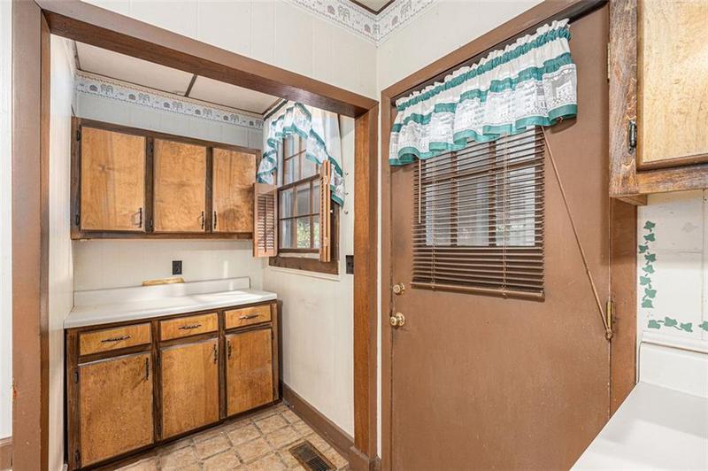 Image for property 8 West Pine Avenue, Comer, GA 30629
