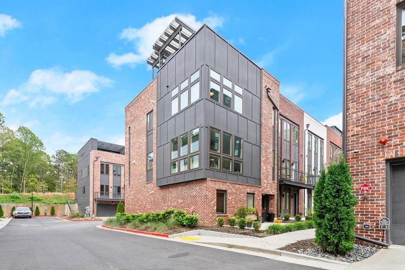 Image for property 1256 Chelsea Circle, Atlanta, GA 30318