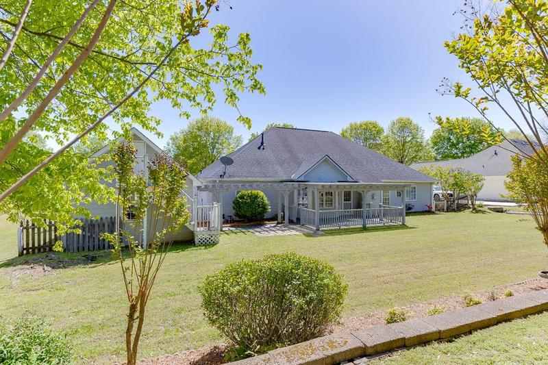 Image for property 905 Cruce Lake Drive, Hoschton, GA 30548