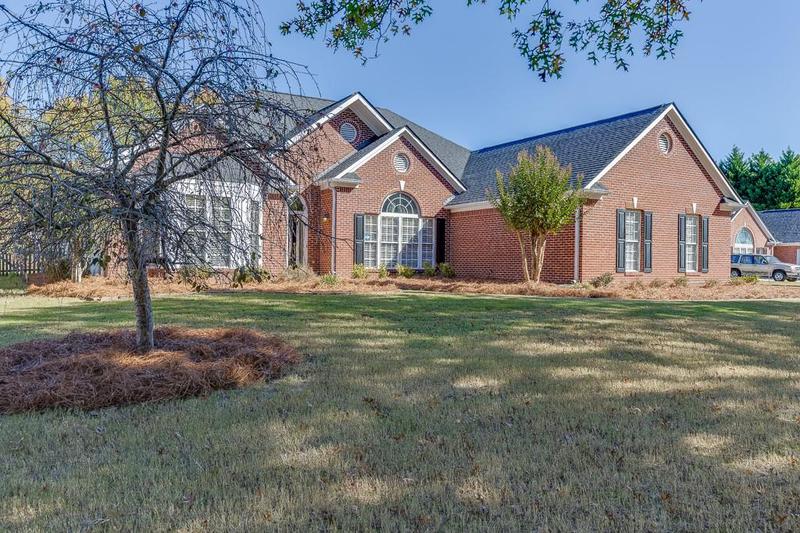 Image for property 905 Cruce Lake Drive, Hoschton, GA 30548