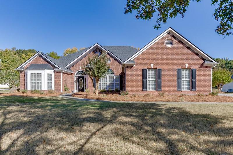 Image for property 905 Cruce Lake Drive, Hoschton, GA 30548
