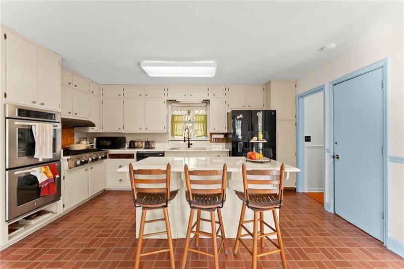 Image for property 617 Mountain View Circle, Gainesville, GA 30501