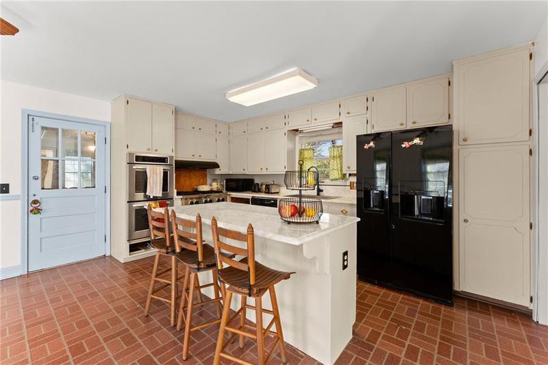 Image for property 617 Mountain View Circle, Gainesville, GA 30501