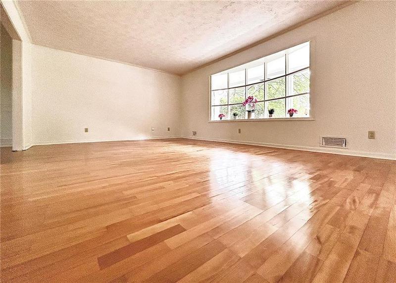 Image for property 320 SIX BRANCHES CT, Roswell, GA 30076