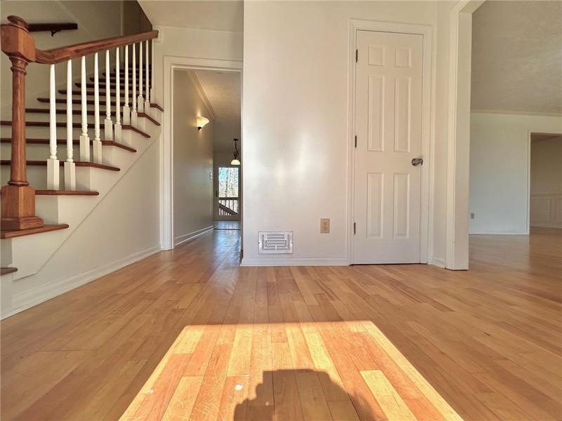 Image for property 320 SIX BRANCHES CT, Roswell, GA 30076