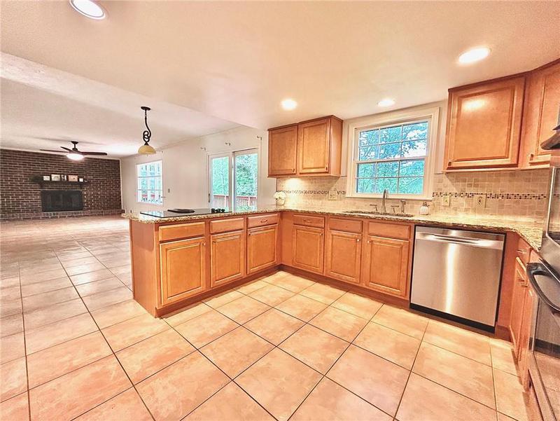 Image for property 320 SIX BRANCHES CT, Roswell, GA 30076