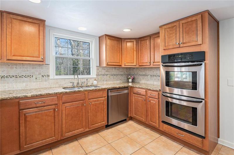 Image for property 320 SIX BRANCHES CT, Roswell, GA 30076