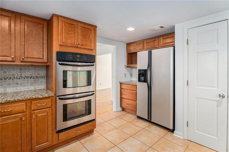 Image for property 320 SIX BRANCHES CT, Roswell, GA 30076
