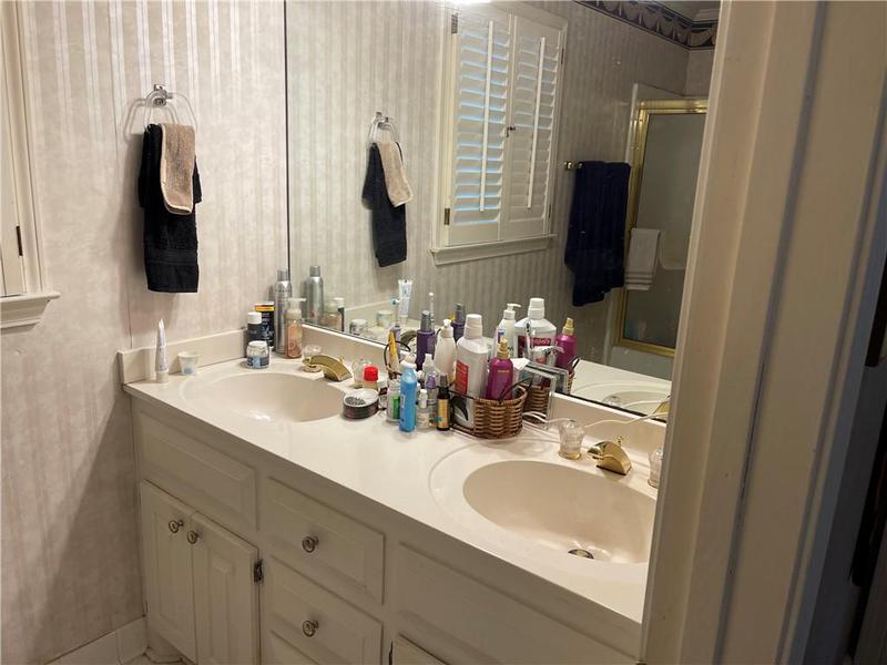 Image for property 220 Spalding Lake Place, Atlanta, GA 30350