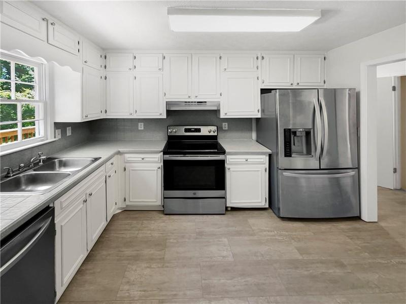 Image for property 3188 Village Glen Drive, Snellville, GA 30039