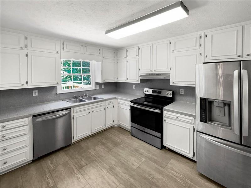 Image for property 3188 Village Glen Drive, Snellville, GA 30039