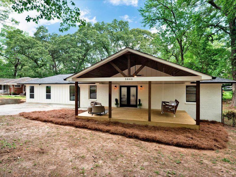 Image for property 5840 CRABAPPLE Drive, Mableton, GA 30126