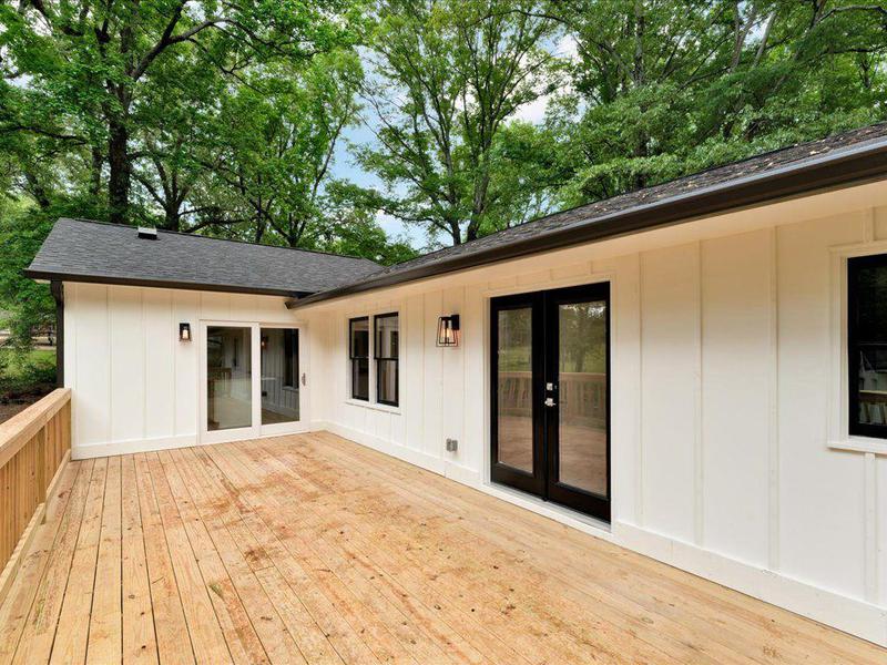 Image for property 5840 CRABAPPLE Drive, Mableton, GA 30126