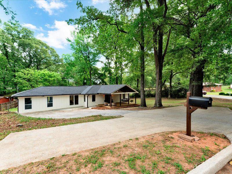 Image for property 5840 CRABAPPLE Drive, Mableton, GA 30126