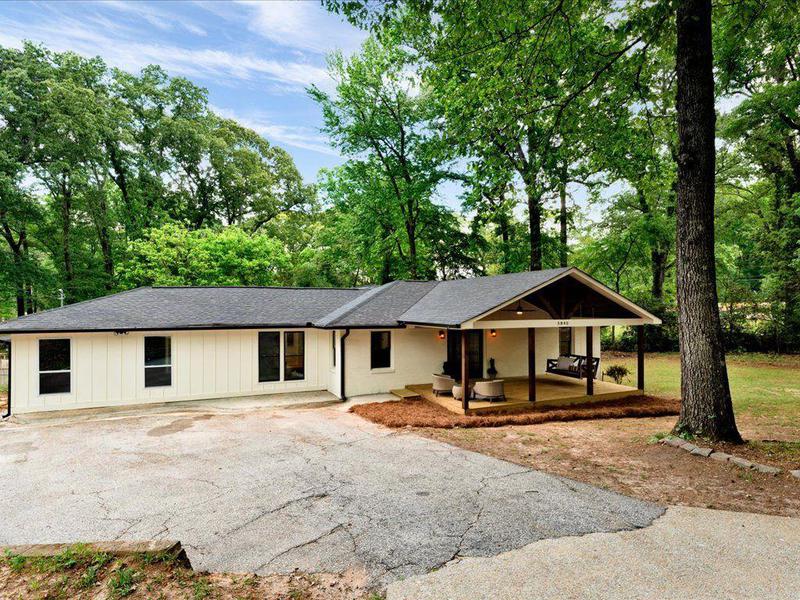 Image for property 5840 CRABAPPLE Drive, Mableton, GA 30126