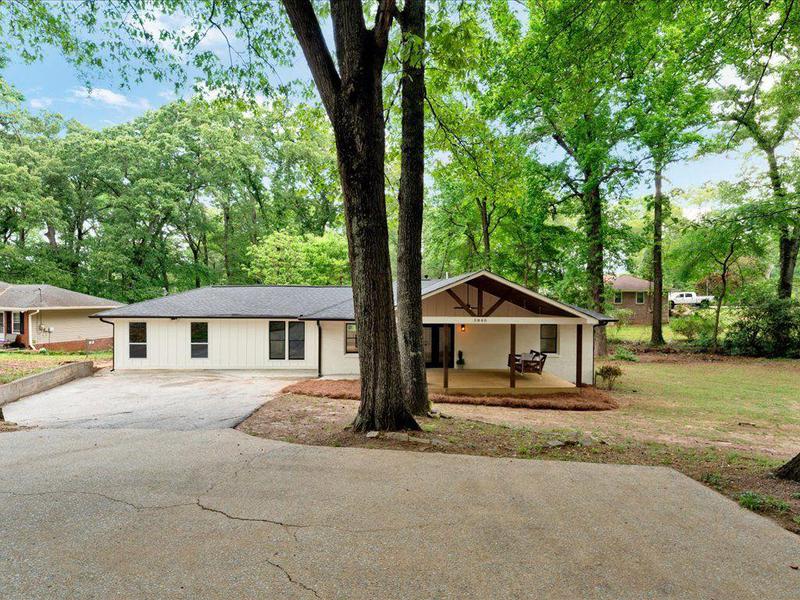 Image for property 5840 CRABAPPLE Drive, Mableton, GA 30126