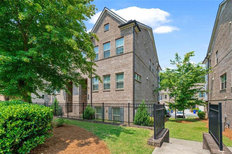 Image for property 1463 EDGEBROOK Court 14, Atlanta, GA 30329