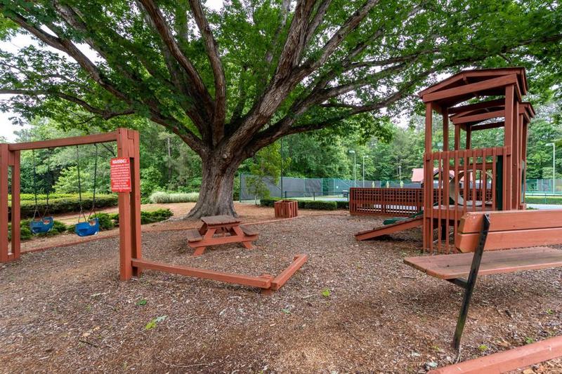 Image for property 929 Thousand Oaks Bend, Kennesaw, GA 30152