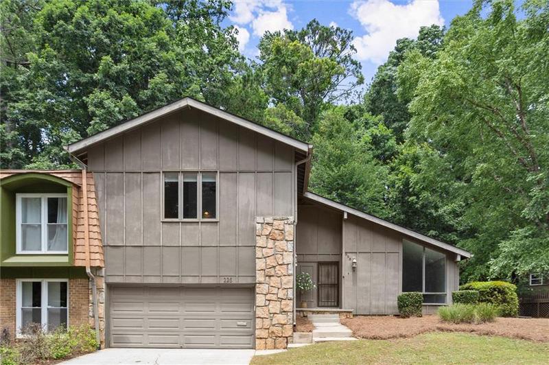 Image for property 225 Lakeview Ridge, Roswell, GA 30076