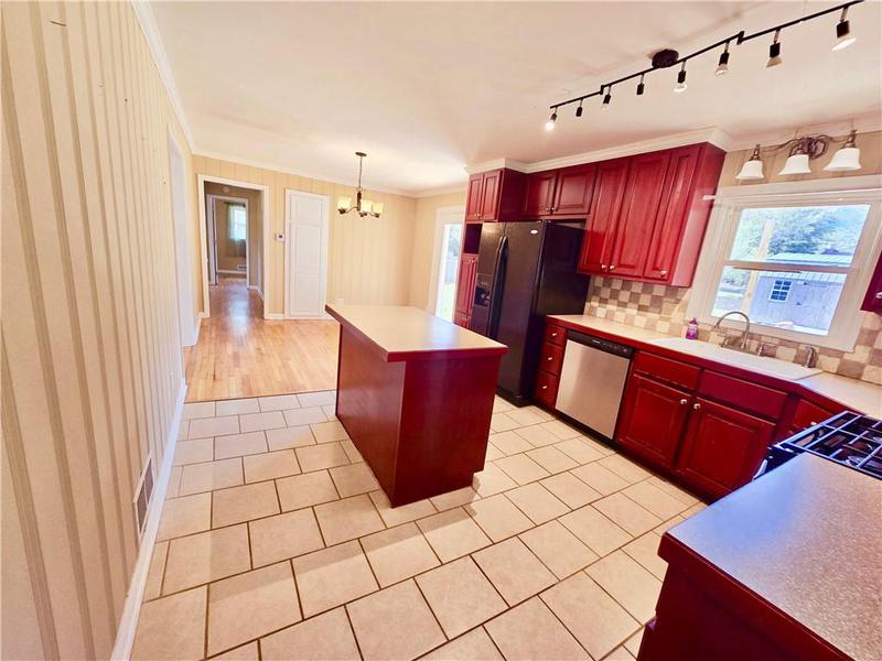 Image for property 40 Crestview Circle, Carrollton, GA 30117