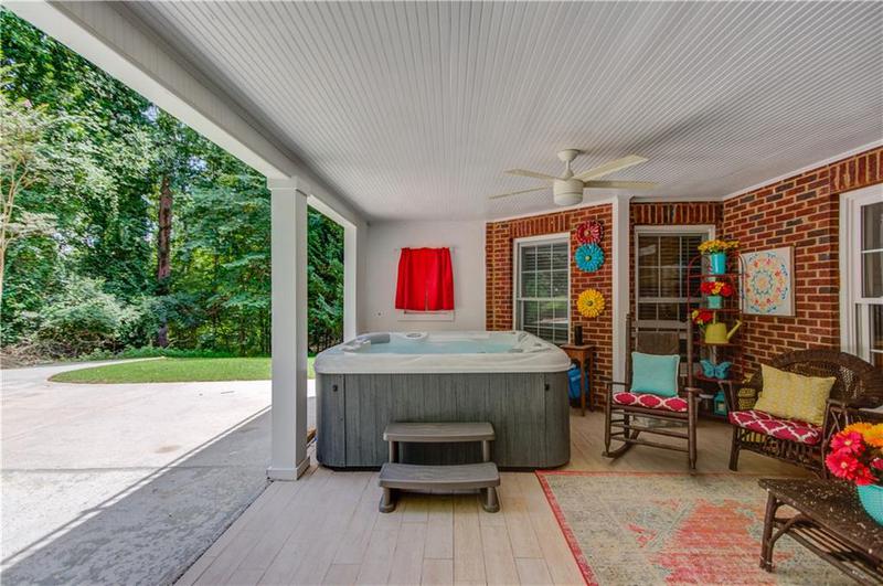 Image for property 623 Old Collins Road, Hoschton, GA 30548