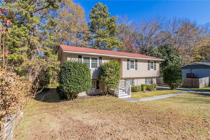 Image for property 633 Larchmont Circle, Atlanta, GA 30318