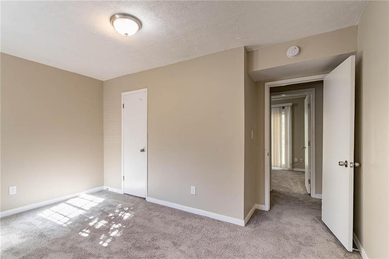 Image for property 633 Larchmont Circle, Atlanta, GA 30318