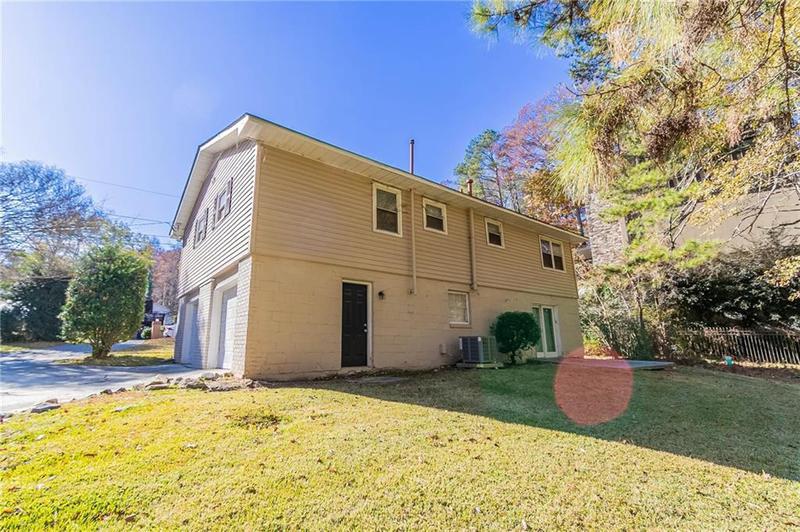 Image for property 633 Larchmont Circle, Atlanta, GA 30318