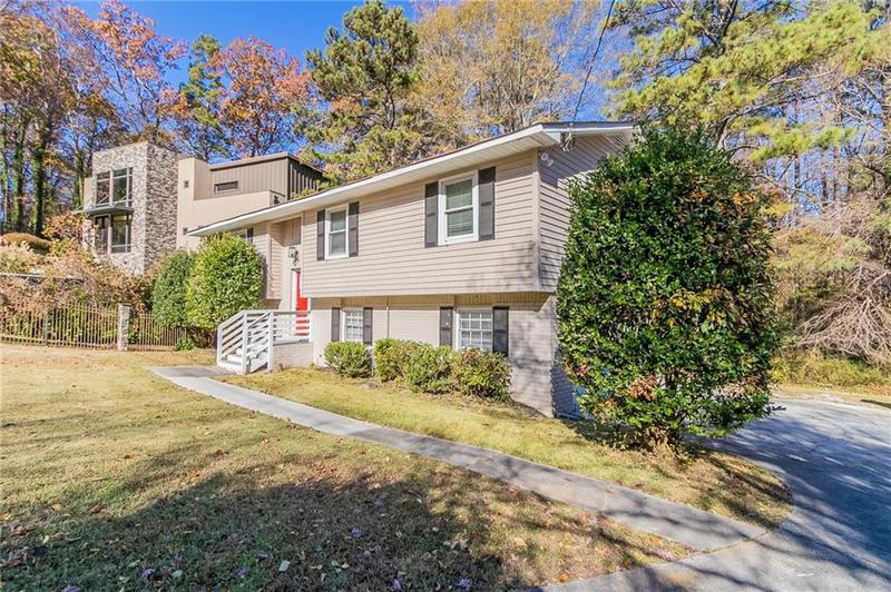 Image for property 633 Larchmont Circle, Atlanta, GA 30318