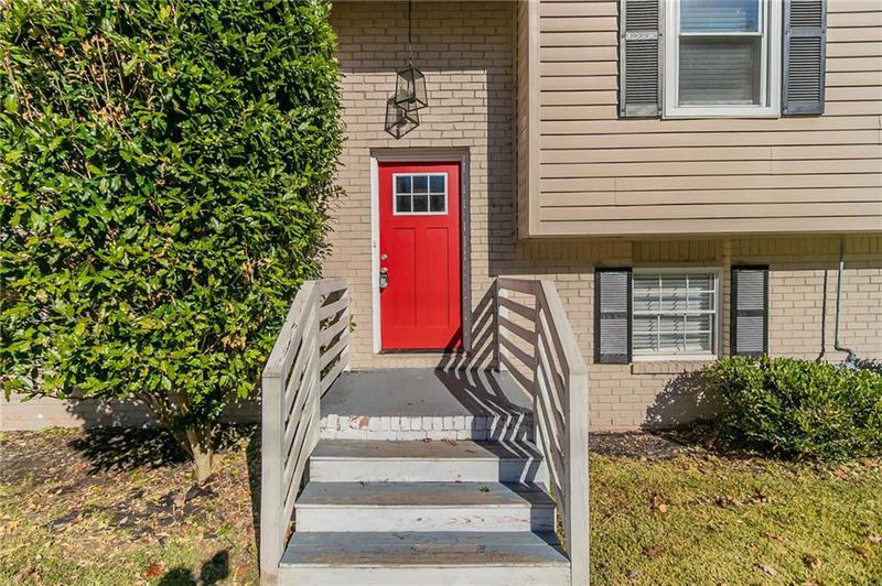 Image for property 633 Larchmont Circle, Atlanta, GA 30318