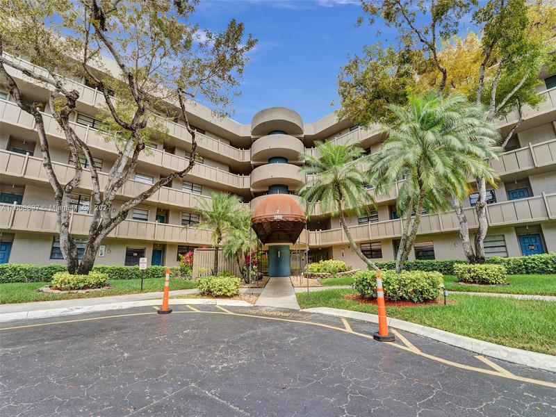 Image for property 1000 Colony Point Cir 111, Pembroke Pines, FL 33026