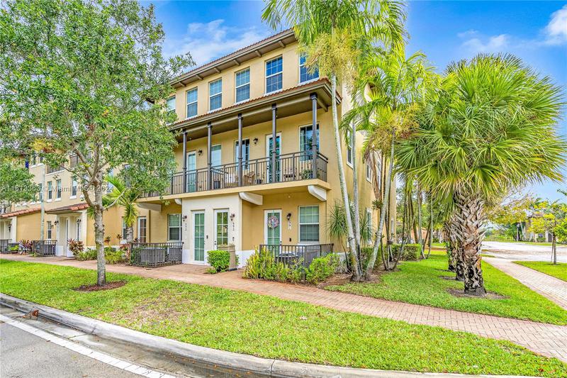 Image for property 995 147th Ave, Pembroke Pines, FL 33027