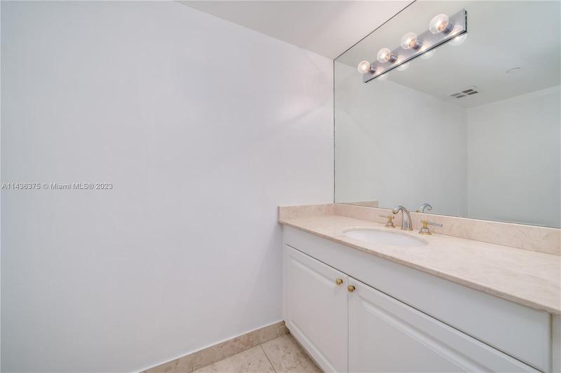 Image for property 20201 Country Club Dr 404, Aventura, FL 33180