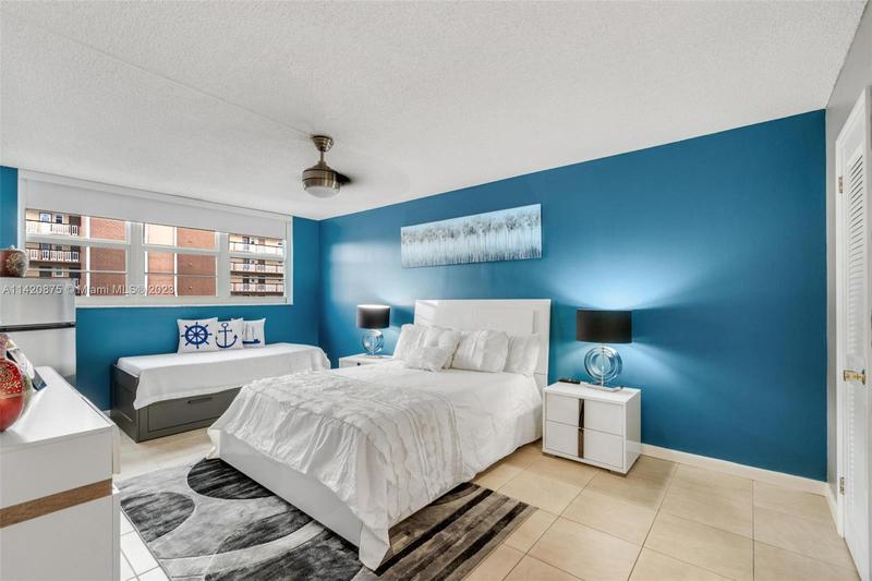 Image for property 400 12th Ave 303, Hallandale Beach, FL 33009