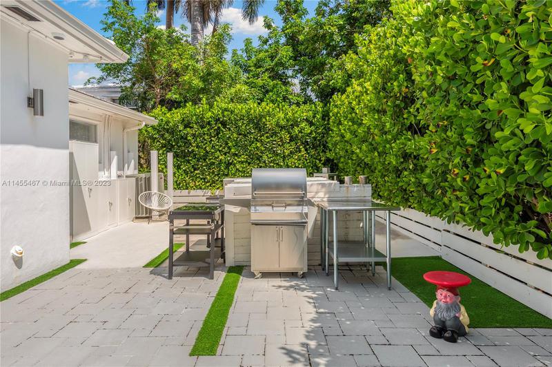 Image for property 511 Dilido Dr, Miami Beach, FL 33139