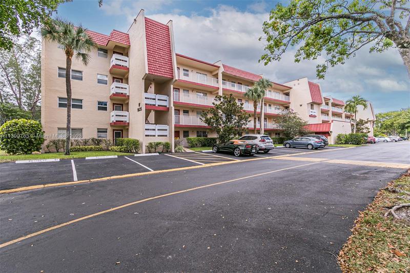 Image for property 1035 Country Club Dr 401, Margate, FL 33063