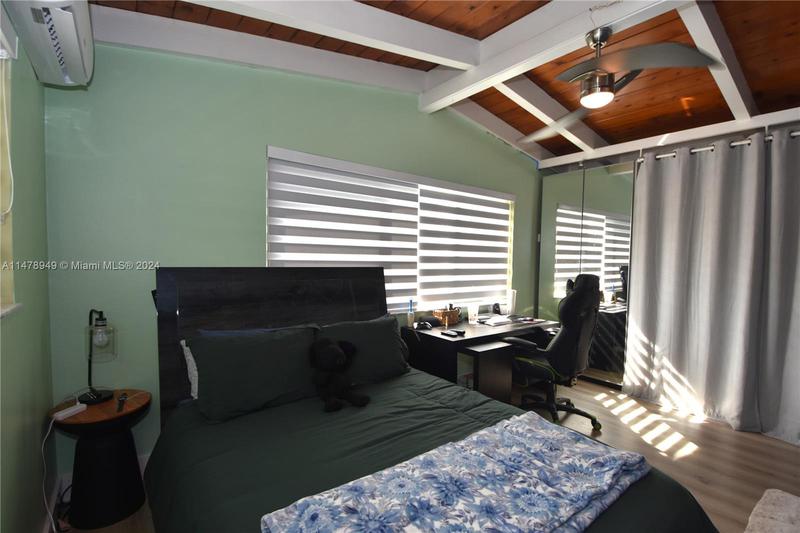 Image for property 2448 Sugarloaf Ln, Fort Lauderdale, FL 33312