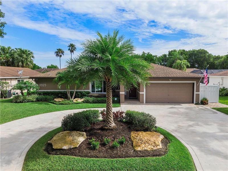 Image for property 10885 21st St, Coral Springs, FL 33071