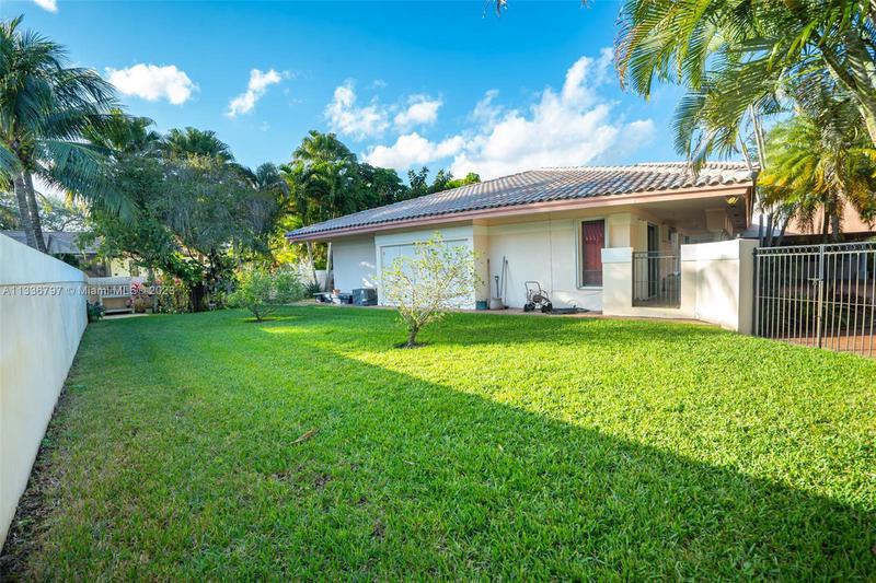 Image for property 16180 Troon Cir, Miami Lakes, FL 33014