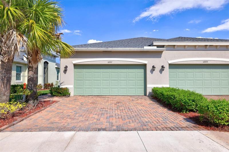 Image for property 10917 Winding Lakes Cir, Port St. Lucie, FL 34987