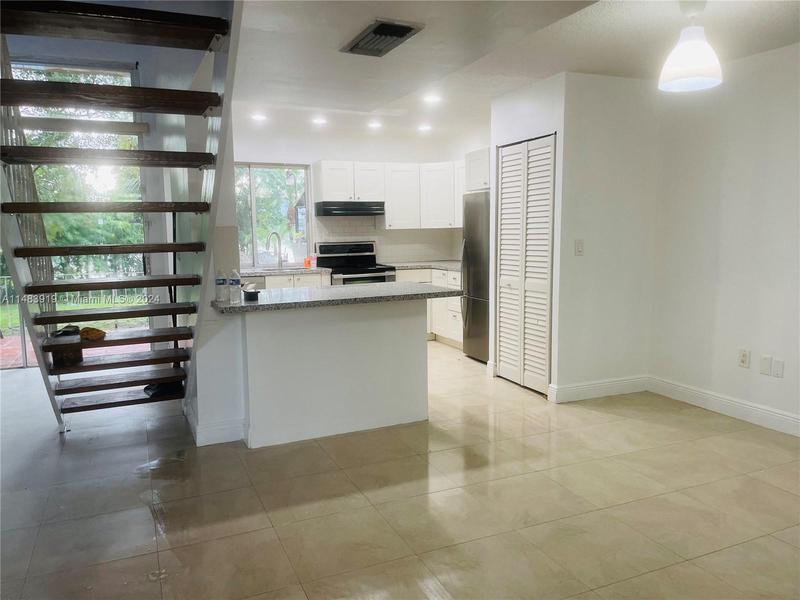 Image for property 9135 Fontainebleau Blvd 1, Miami, FL 33172