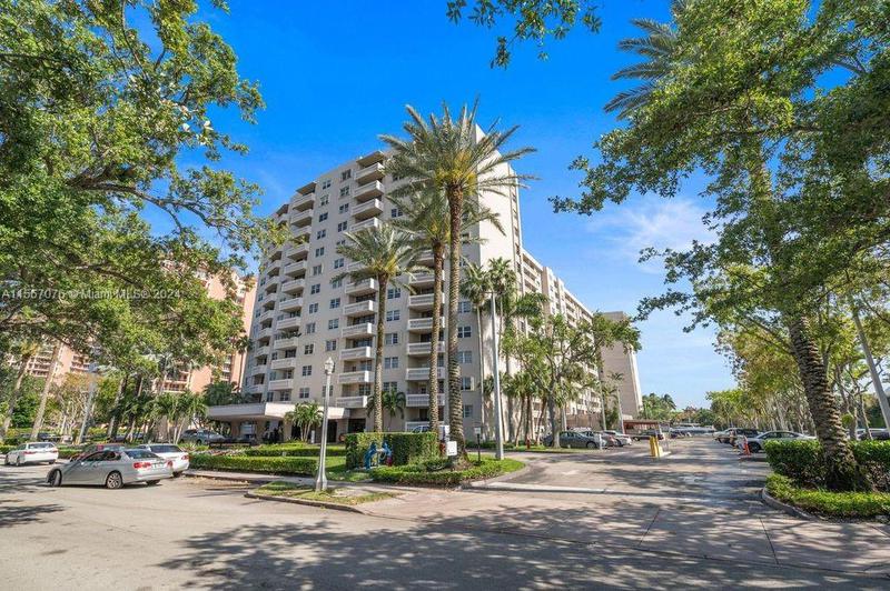 Image for property 90 Edgewater Dr 812, Coral Gables, FL 33133